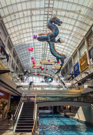 Téléchargez les photos : Singapour, le 5 février 2024. Vue de quelques dragons bleus aux Shoppes de Marina Bay Sands, partie de la décoration du Nouvel An chinois. - en image libre de droit