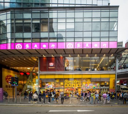 Téléchargez les photos : Hong Kong, île de Hong Kong, le 27 janvier 2024, vue de DON DONKI 100QRC, un magasin japonais de vente au détail à prix réduit dans le quartier central - en image libre de droit