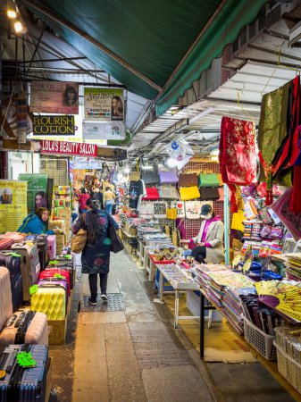 Téléchargez les photos : Hong Kong, île de Hong Kong, 27 janvier 2024, vue d'un marché extérieur sur Li Yuen Street East, Central district - en image libre de droit