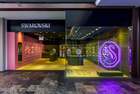 Téléchargez les photos : Singapour, 5 février 2024, vue sur Swarovski, un magasin de bijoux, montres et décorations en cristal dans les boutiques de Marina Bay Sands - en image libre de droit
