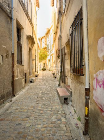 Téléchargez les photos : Arles, France, 9 septembre 2023, vue sur la rue des Arenes, une rue dans une ancienne ville romaine - en image libre de droit