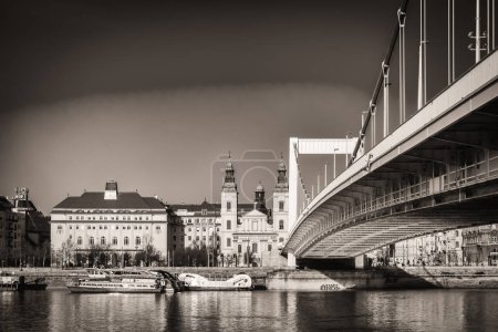 Téléchargez les photos : Budapest, Hongrie, 17 mars 2020, vue du pont Elisabeth s'étendant vers la rive Pest sur le Danube - en image libre de droit