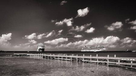 Téléchargez les photos : Grand Cayman, Îles Caïmans, 6 décembre 2018, bateaux de croisière amarrés sur la mer des Caraïbes par George Town - en image libre de droit