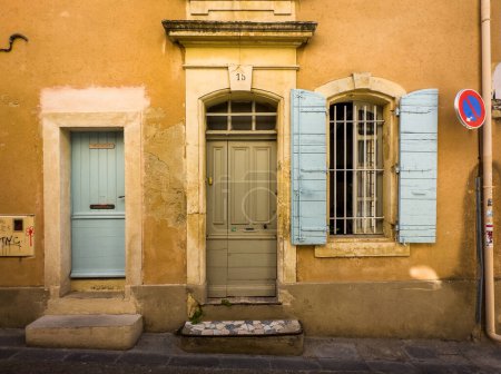 Téléchargez les photos : Arles, France, 9 septembre 2023, vue sur l'entrée d'une maison murale jaune rue des Arenes - en image libre de droit