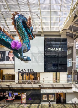 Téléchargez les photos : Singapour, 5 février 2024, vue d'un dragon bleu suspendu pour le Nouvel An chinois par le magasin Chanel dans les boutiques de Marina Bay Sands - en image libre de droit