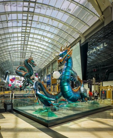 Téléchargez les photos : Singapour, le 5 février 2024, vue de deux dragons bleus pour le Nouvel An chinois près du magasin Chanel à The Shoppes à Marina Bay Sands - en image libre de droit