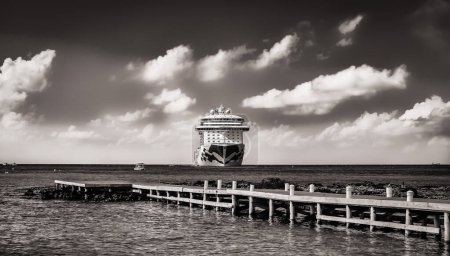 Téléchargez les photos : Grand Cayman, Îles Caïmans, le 6 décembre 2018, le navire de croisière Regal Princess amarré par la côte de George Town - en image libre de droit