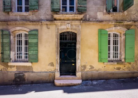 Téléchargez les photos : Arles, France, 9 septembre 2023, vue d'une maison avec volets verts dans une ville de Camargue - en image libre de droit