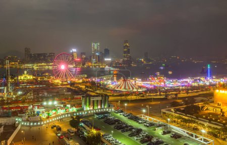 Téléchargez les photos : Hong Kong, île de Hong Kong, 27 janvier 2024, vue de la roue d'observation, à Central Harbourfront et à la péninsule de Kowloon au crépuscule - en image libre de droit