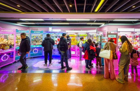 Téléchargez les photos : Hong Kong, île de Hong Kong, le 27 janvier 2024, vue des gens par certains jeux de grue à griffe d'arcade dans la galerie Peak au Victoria Peak - en image libre de droit