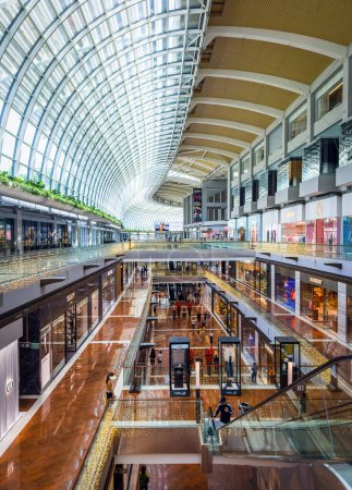 Téléchargez les photos : Singapour, 5 février 2024, vue sur l'intérieur d'un centre commercial moderne au Shoppes At Marina Bay Sands - en image libre de droit