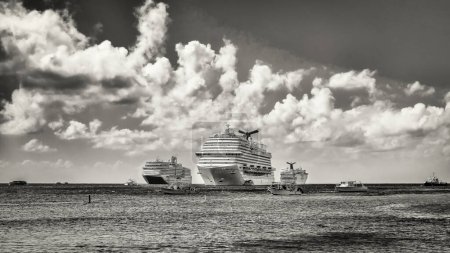 Téléchargez les photos : Grand Cayman, Îles Caïmans, le 6 décembre 2018, navires de croisière sur la mer des Caraïbes amarrés par la côte de George Town - en image libre de droit