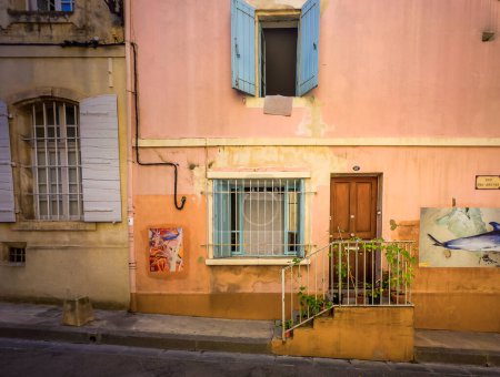 Téléchargez les photos : Arles, France, 9 septembre 2023, vue d'une maison murale rose rue des Arenes - en image libre de droit