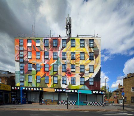 Téléchargez les photos : Angleterre, Royaume-Uni, 30 août 2023, vue d'un immeuble coloré à Thornton Heath - en image libre de droit