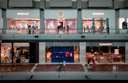 Foto de Singapur, 05 feb 2024, vista de algunas tiendas de moda de lujo en The Shoppes At Marina Bay Sands, un moderno centro comercial - Imagen libre de derechos