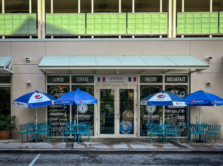 Téléchargez les photos : Grand Cayman, Îles Caïmans, 19 janvier 2024, vue sur Petit Paris, une boulangerie française à Camana Bay - en image libre de droit