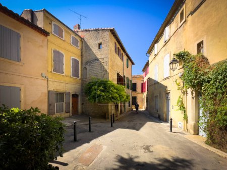 Téléchargez les photos : Arles, France, 9 septembre 2023, vue sur la rue Balechou, une rue dans une ancienne ville romaine de Camargue - en image libre de droit