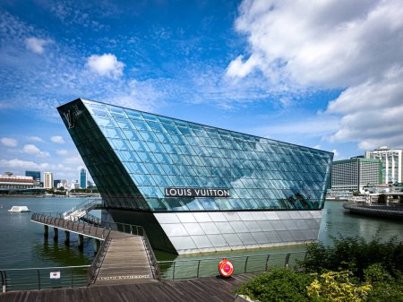 Téléchargez les photos : Singapour, le 5 février 2024, vue sur un pavillon de verre et d'acier, construit au bord du complexe Marina Bay Sands ouvert sous le nom de Louis Vuitton Island Maison - en image libre de droit
