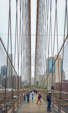 Téléchargez les photos : New York, États-Unis, 30 avril 2024, vue de quelques piétons sur la promenade du pont de Brooklyn - en image libre de droit