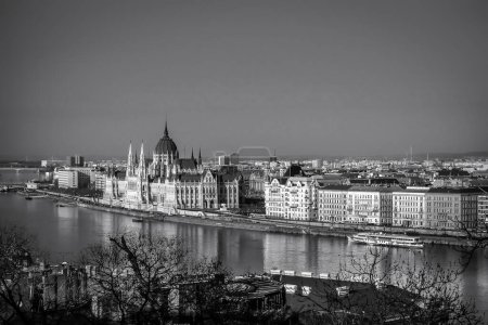 Téléchargez les photos : Budapest, Hongrie, le 17 mars 2020, vue du Parlement hongrois sur la rive de la Peste près du Danube. - en image libre de droit