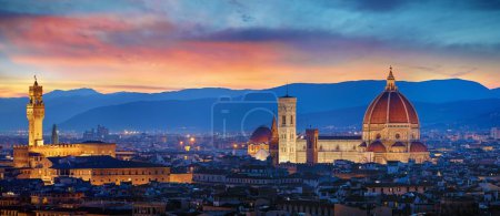 Florencja, Toskania, Włochy. Panorama Zachód słońca w katedrze Santa Maria del Fiore i wieży Palazzo Vecchio. Panoramiczny widok na Firenze podczas zachodu słońca. Malownicze krajobrazy góry wieczorne niebo.