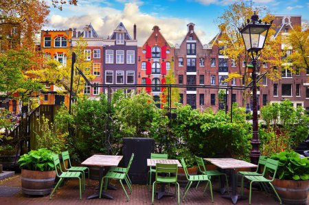 Photo pour Amsterdam Pays-Bas. Maison traditionnelle brune au bord du canal panorama paysage pittoresque avec ciel bleu et nuage blanc. - image libre de droit