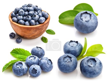 Collage-Mix-Set aus Beeren-Blaubeere in Holzblättern und grünen Blättern. Frisches Obst gesunde Nahrung, isoliert auf weißem Hintergrund.