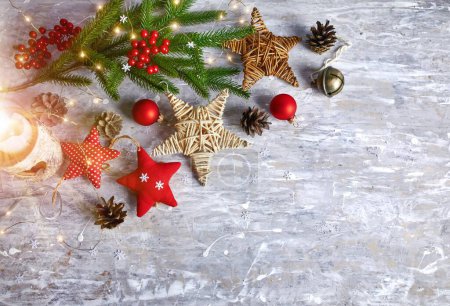 Foto de Decoración navideña en estilo vintage en tablero de madera viejo con estrellas y bolas de copo de nieve de vela - Imagen libre de derechos