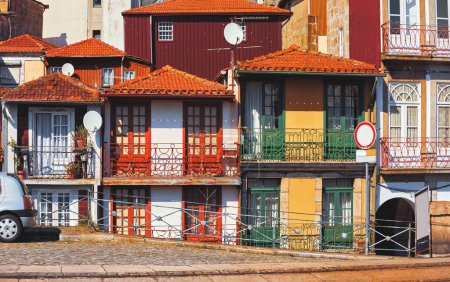 Téléchargez les photos : Porto, Portugal. Rue confortable avec des maisons traditionnelles. Fenêtres et portes. Journée ensoleillée d'été. Quartier résidentiel beaux bâtiments anciens - en image libre de droit