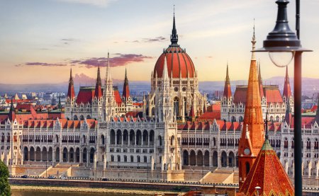 Téléchargez les photos : Budapest, Hongrie. Soirée coucher de soleil avec construction du parlement hongrois sur le Danube. Street Lamm devant. Destination de voyage - en image libre de droit