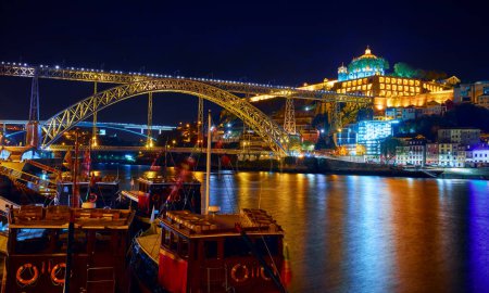 Téléchargez les photos : Porto vieille ville, Portugal. Ponte de Dom Luis sur la rivière Douro Nuit - en image libre de droit