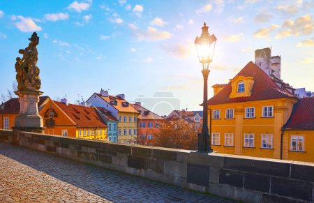 Téléchargez les photos : Prague, République tchèque. Vieux lampadaire sur le pont Charles - en image libre de droit