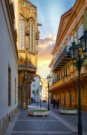Foto de Praga, República Checa. Calle desierta con casas antiguas y - Imagen libre de derechos