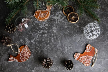 Foto de Tarjeta de Navidad con firtree piña y vidrio - Imagen libre de derechos