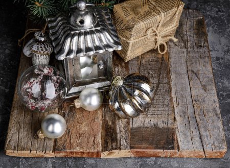 Foto de Bodegón de Navidad con lámpara y bolas - Imagen libre de derechos