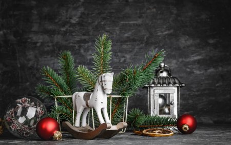 Foto de Tarjeta de Navidad con decoración de caballos de madera vintage - Imagen libre de derechos