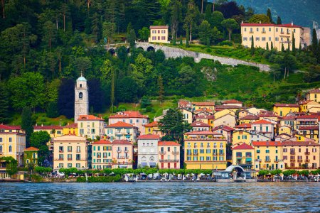 Foto de Varenna, Italia. Pintoresca ciudad en el lago Como. Colorido abigarrado - Imagen libre de derechos
