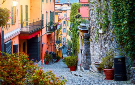 Téléchargez les photos : Bellagio, lac de Côme, Milan, Italie. Célèbre escalier en pierre rue. E - en image libre de droit