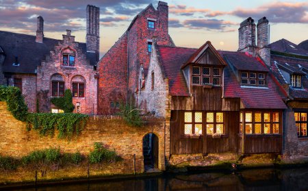 Téléchargez les photos : Bruges. Maisons médiévales sur canal à Bruges Belgique soir lan - en image libre de droit