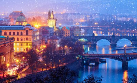 Téléchargez les photos : Soirée sur la rivière Vltava près du pont Charles à Prague, République tchèque - en image libre de droit