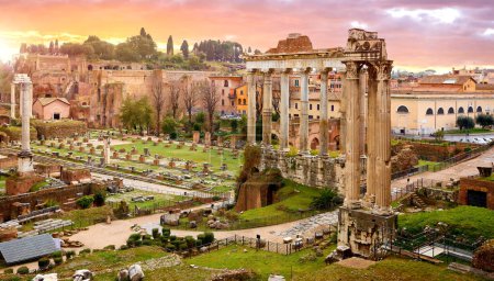Foto de Roma, Italia. Puesta de sol en el antiguo Foro Romano. Estructuras antiguas w - Imagen libre de derechos