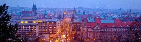 Foto de Praga República Checa. Amplio panorama. Vista panorámica en la noche - Imagen libre de derechos