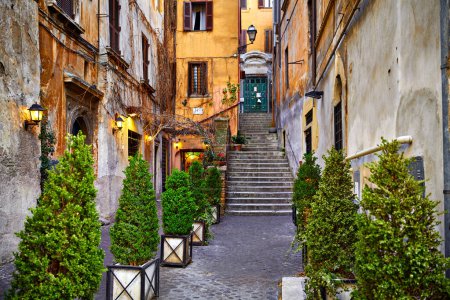 Foto de Roma, Italia. Patio de calle antigua en el centro con edificio antiguo - Imagen libre de derechos