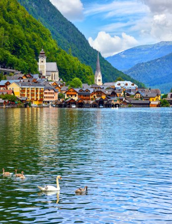 Téléchargez les photos : Hallstatt, Autriche. Vue sur le lac Hallstattersee et les Alpes mountai - en image libre de droit