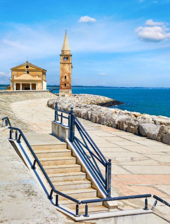 Foto de Caorle, Italia cerca de Venecia (Venecia) en la región del Véneto. Primera línea de mar e - Imagen libre de derechos