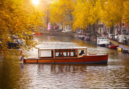 Foto de Ámsterdam, Holanda, Países Bajos. Río Amstel, canales y barcos - Imagen libre de derechos