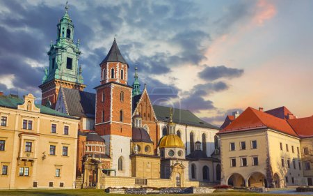 Téléchargez les photos : Château de Wawel à Cracovie, Pologne. Tours du temple catholique. Pictu - en image libre de droit