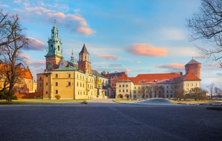 Téléchargez les photos : Château de Wawel à Cracovie, Pologne. Vue panoramique. Tours de Catholique - en image libre de droit