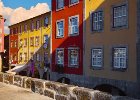 Foto de Oporto, Portugal. Acogedora calle con casas tradicionales de colores. W - Imagen libre de derechos