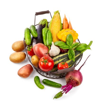 Téléchargez les photos : Récolte de légumes frais au panier à feuilles vertes - en image libre de droit